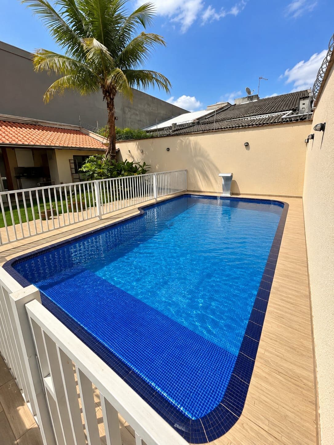CASA COM PISCINA JD. ATLÂNTICO