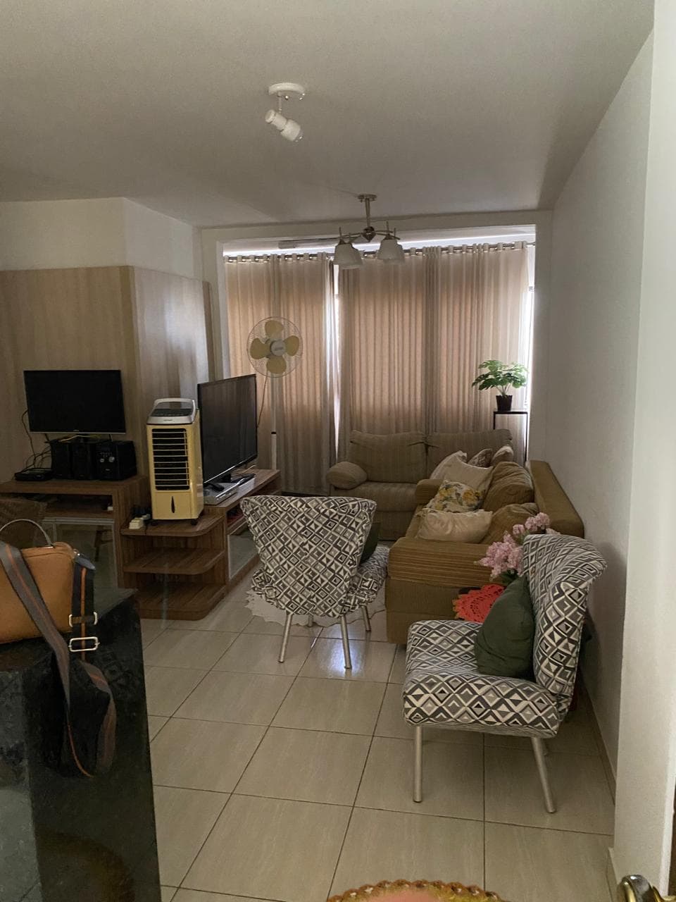 APARTAMENTO 3 QUARTOS MOBILIADO AR CONDICIONADO EDIF CRISTIANE SETOR BELA VISTA R T64
