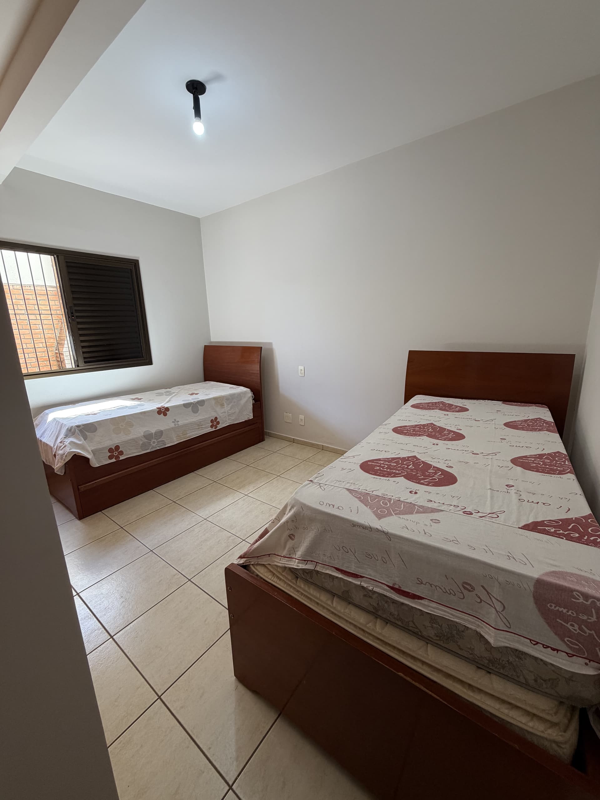 CASA COM 7 QUARTOS, 4 SUÍTES, ÁREA GOURMET E AMPLO TERRENO