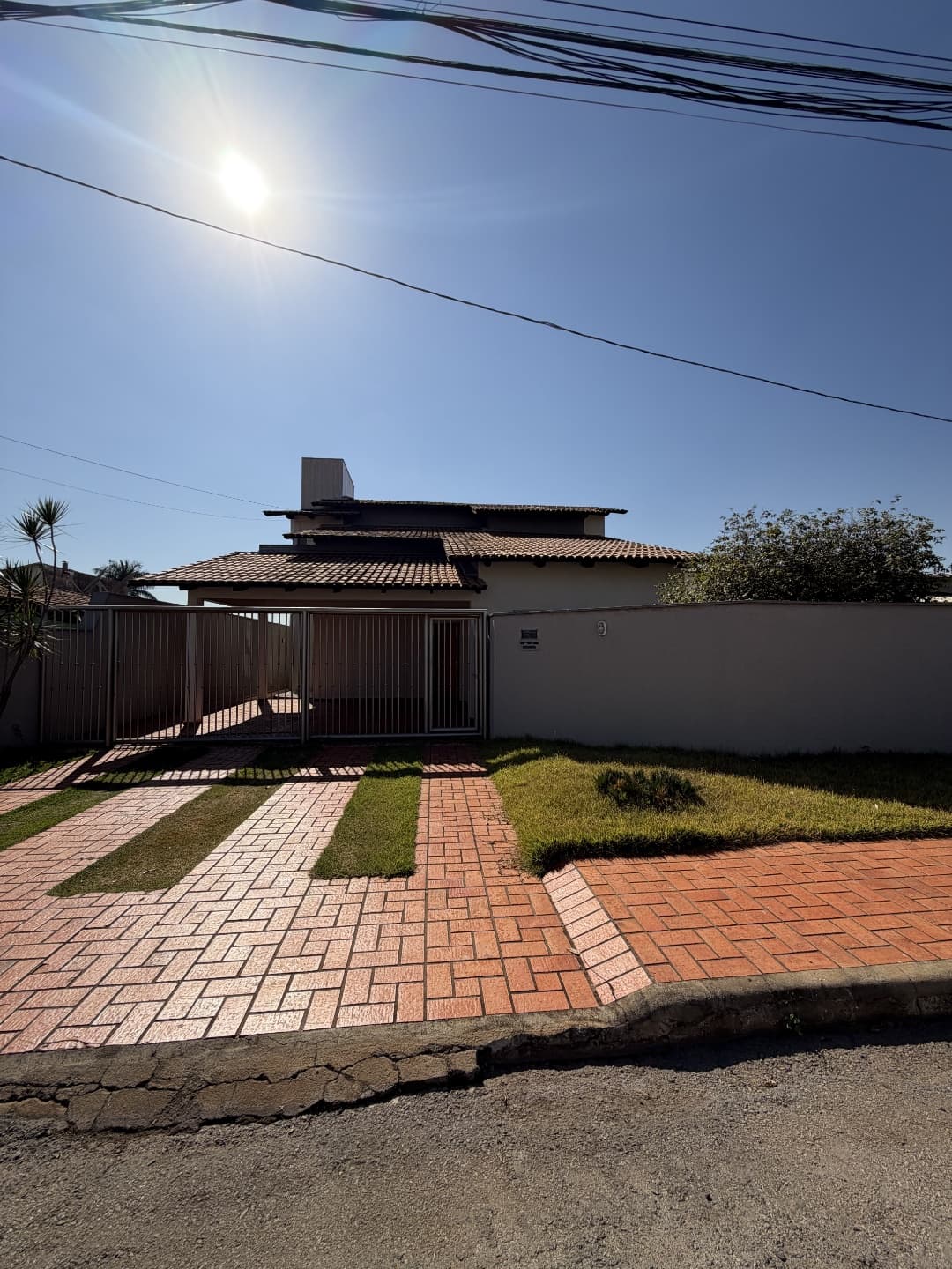 CASA COM 7 QUARTOS, 4 SUÍTES, ÁREA GOURMET E AMPLO TERRENO