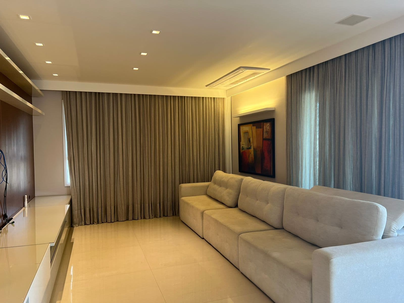 Vendo apartamento no setor Marista , Mobiliado e Decorado , No parque Areiao , Palais Du Parc , 152 metros , 4 suítes plenas , móveis com assinatura , andar alto , R$2.990.000.00