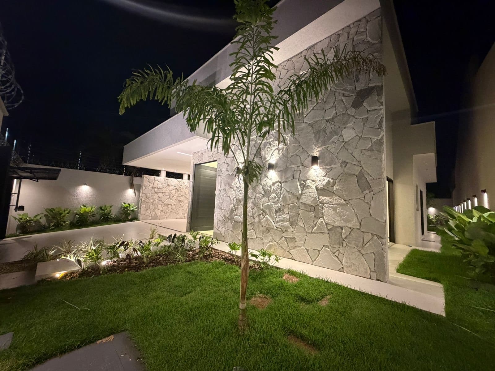 Casa Jd Atlântico 3 suítes, escritório ,  com piscina , nova com marcenaria