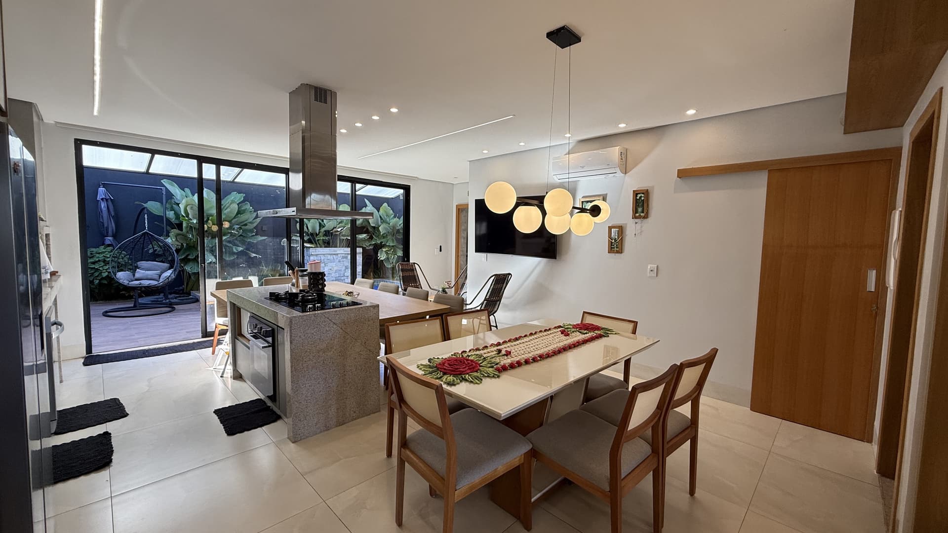 Sobrado Alto Padrão no Jardins Parma — Completo em Armários, Energia Solar e Área Gourmet com Piscina