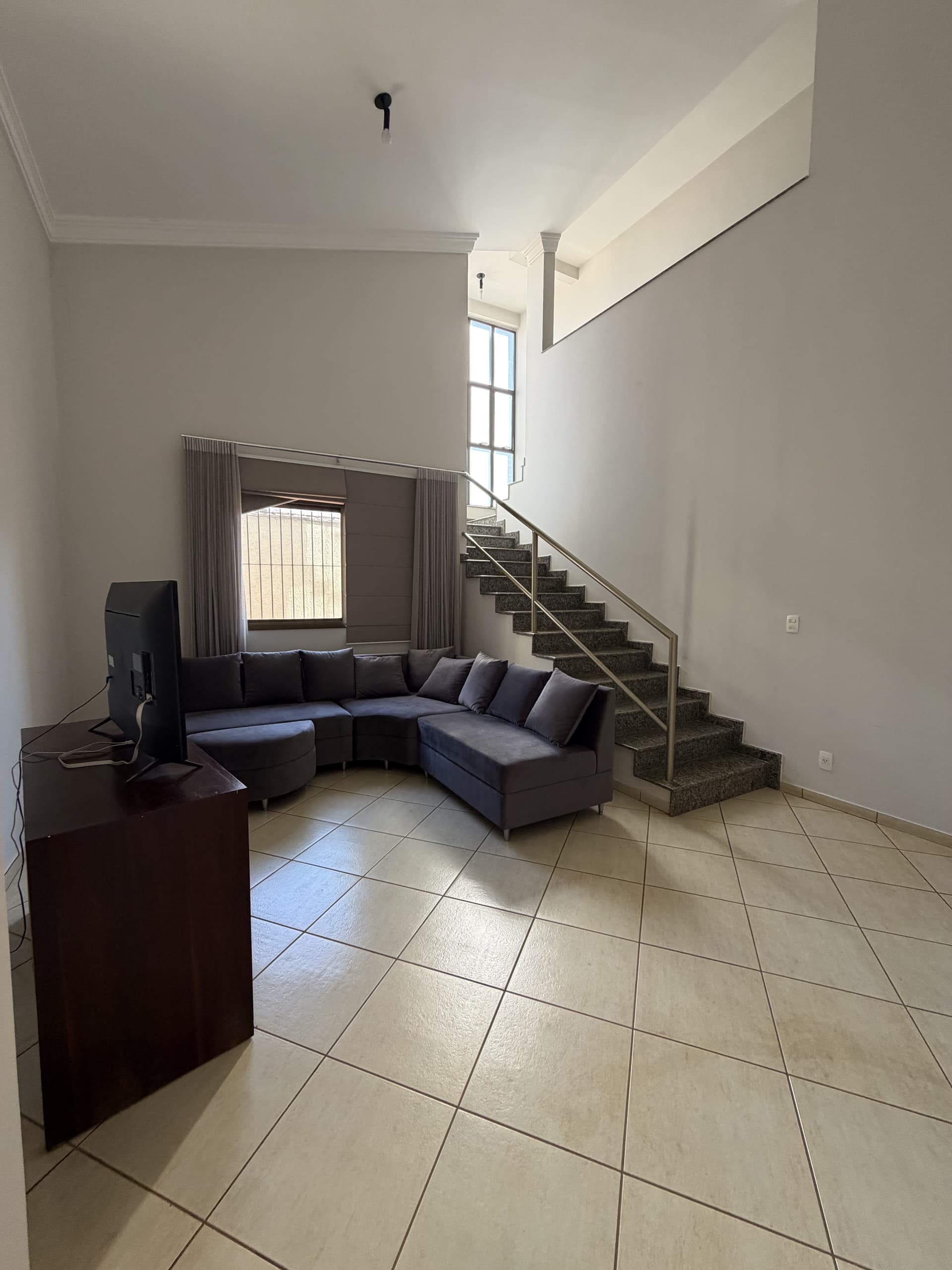 CASA COM 7 QUARTOS, 4 SUÍTES, ÁREA GOURMET E AMPLO TERRENO