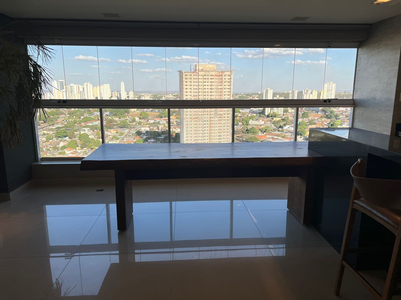 Vendo apartamento no setor Marista , Mobiliado e Decorado , No parque Areiao , Palais Du Parc , 152 metros , 4 suítes plenas , móveis com assinatura , andar alto , R$2.990.000.00