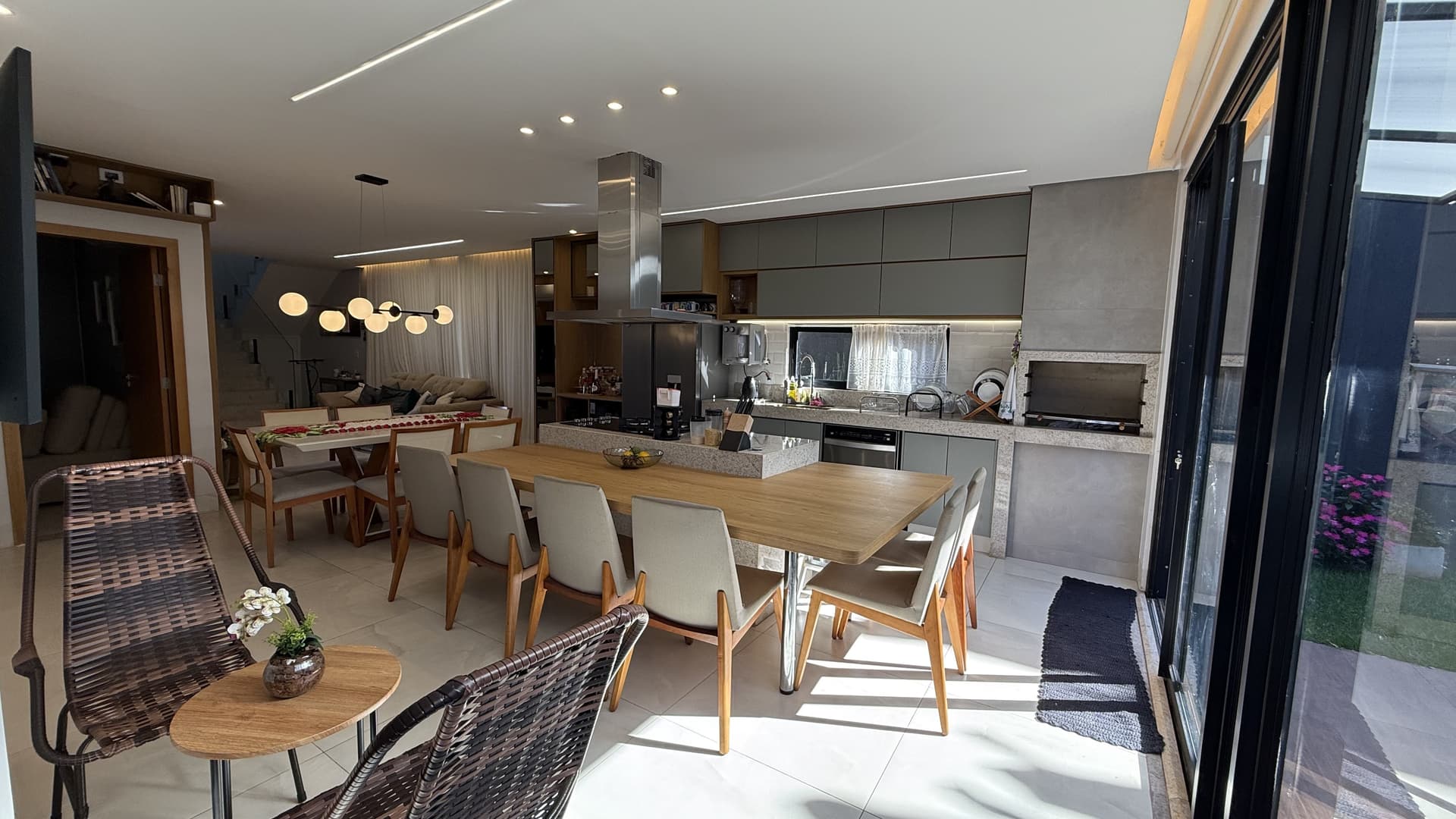 Sobrado Alto Padrão no Jardins Parma — Completo em Armários, Energia Solar e Área Gourmet com Piscina