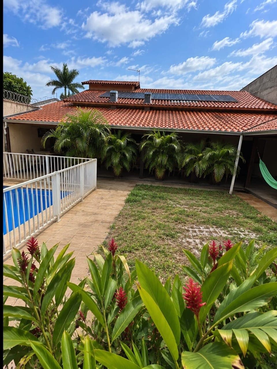 CASA COM PISCINA JD. ATLÂNTICO
