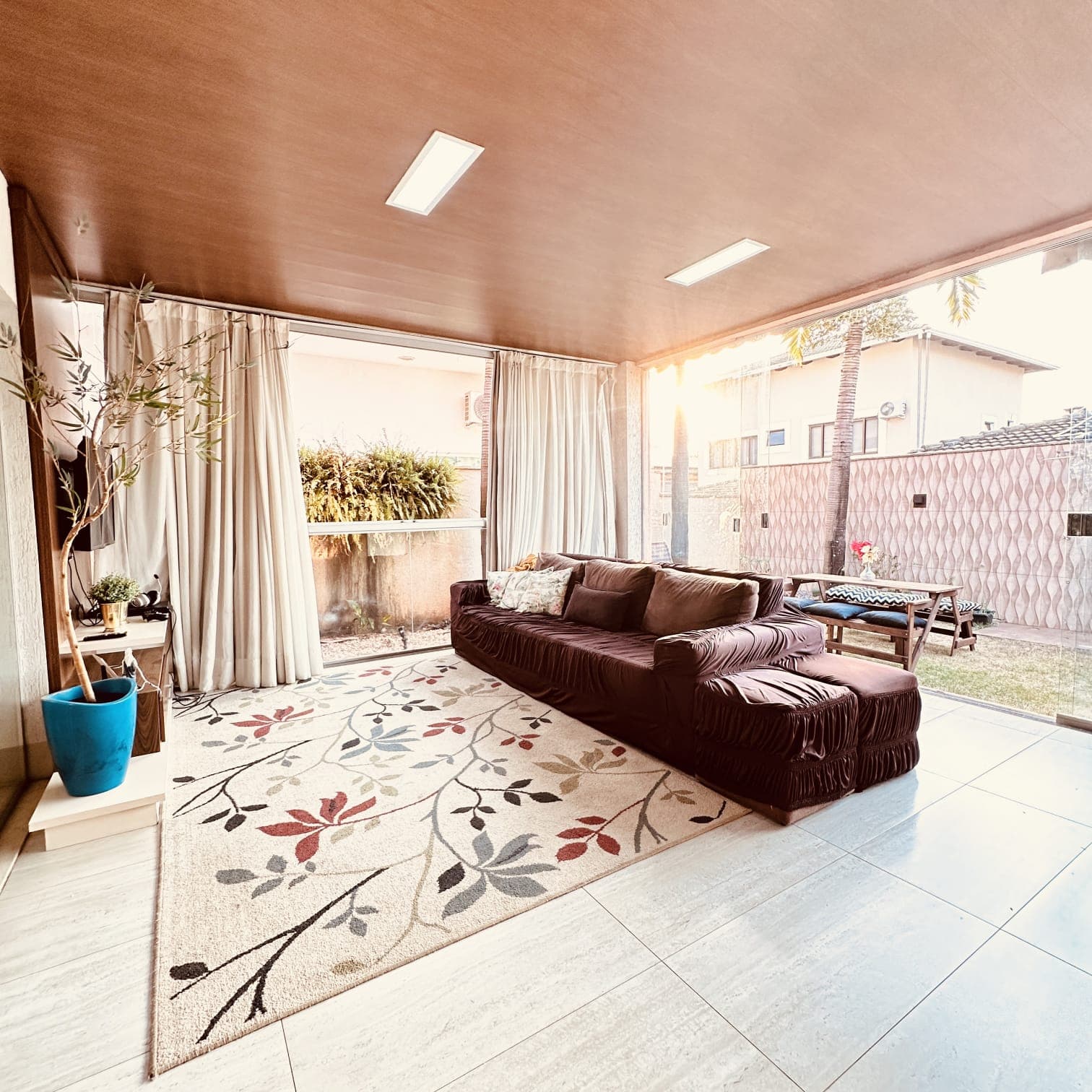 3 SUÍTES COM PISCINA E ENERGIA SOLAR NO JARDINS MADRI