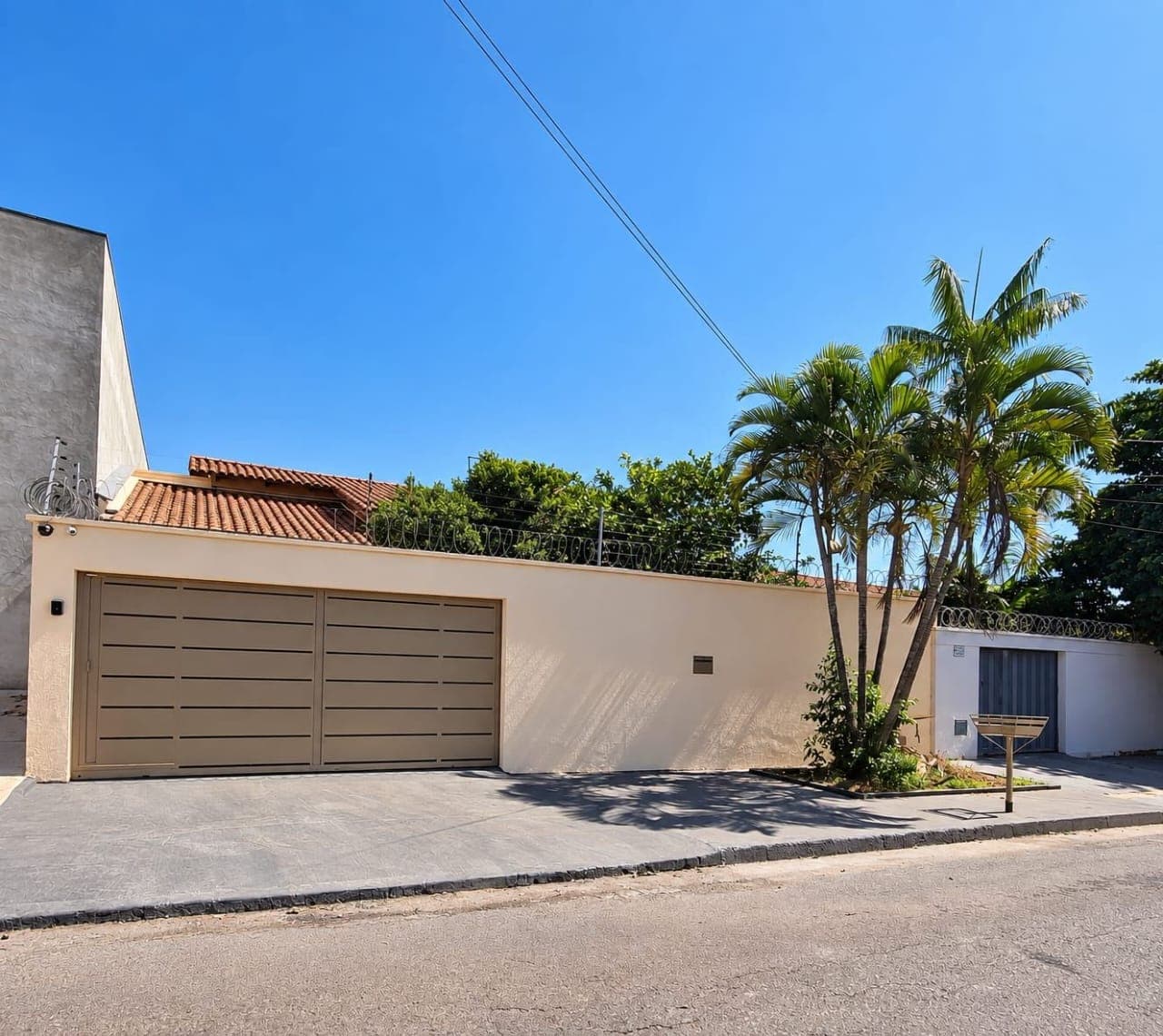 CASA COM PISCINA JD. ATLÂNTICO