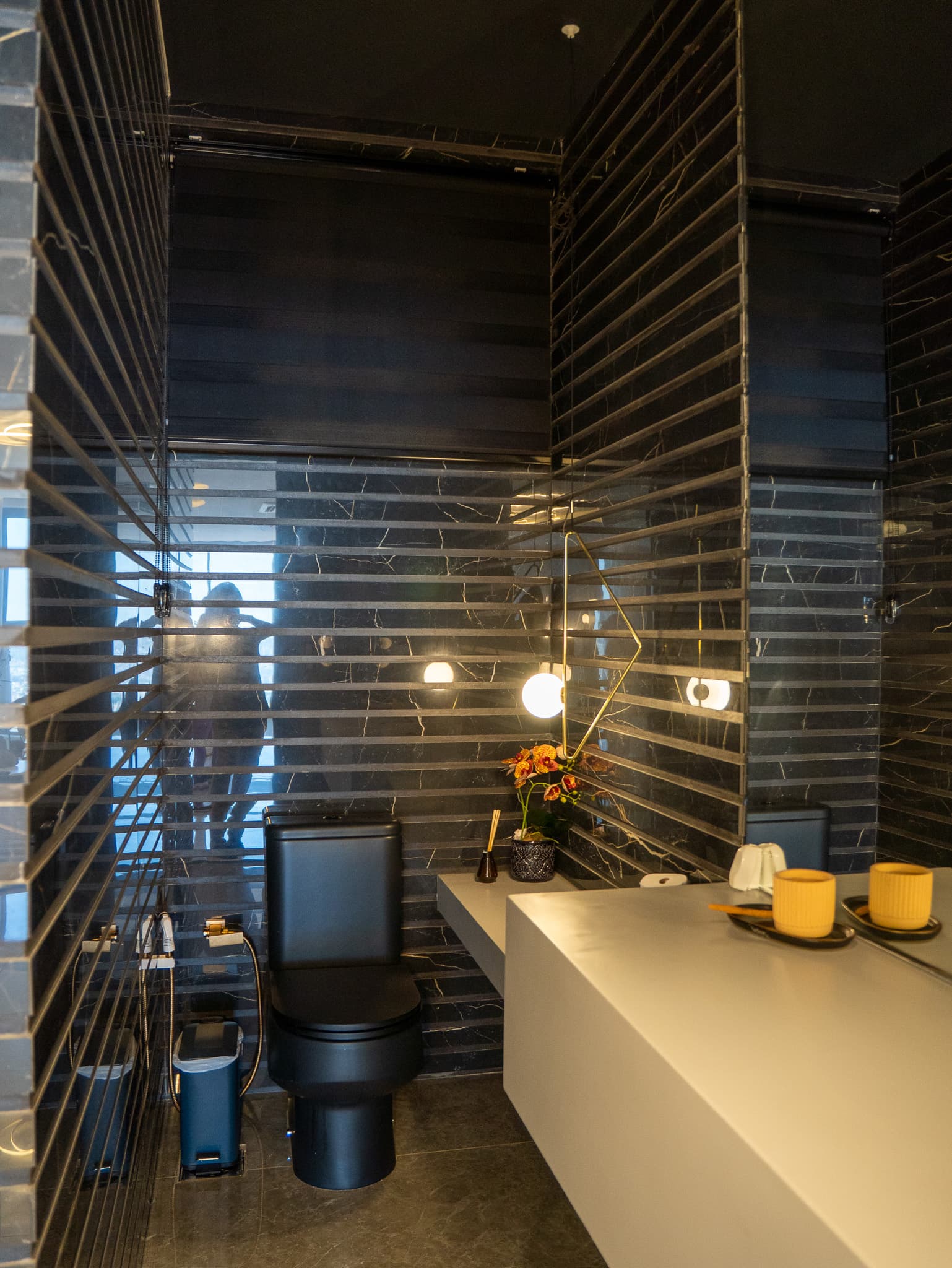 Vendo Apartamento 4 suítes plenas , Kingdon, 482 metros , 1 por andar , alto padrão , mobiliado , próximo Vaca Brava