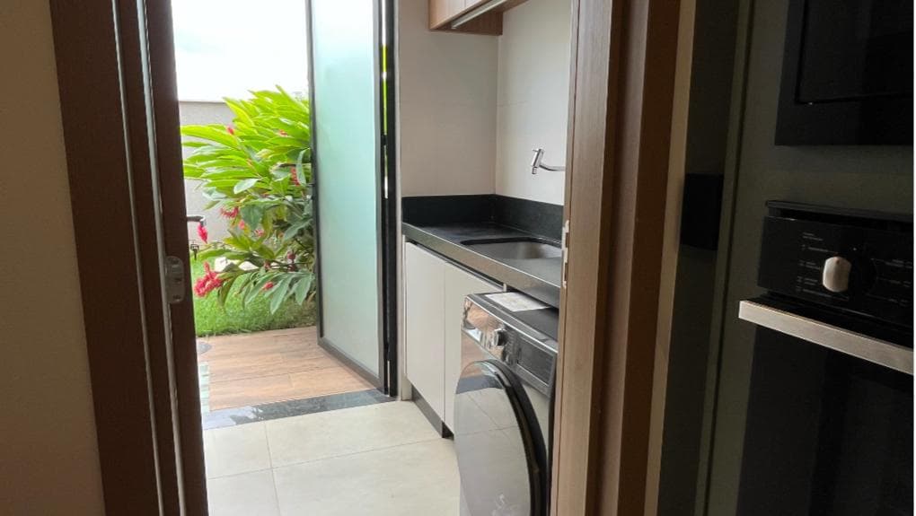 Vendo sobrado Jardins Capri 4 suítes e escritório , piscina , área gourmet , R$1.870.000,00