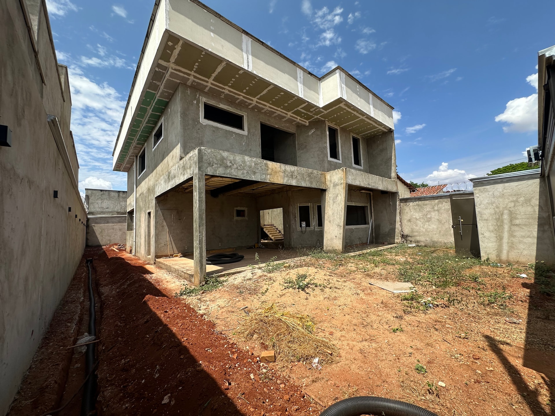 Sobrado com obra bruta concluída por R$ 600 mil | Oportunidade para construtores
