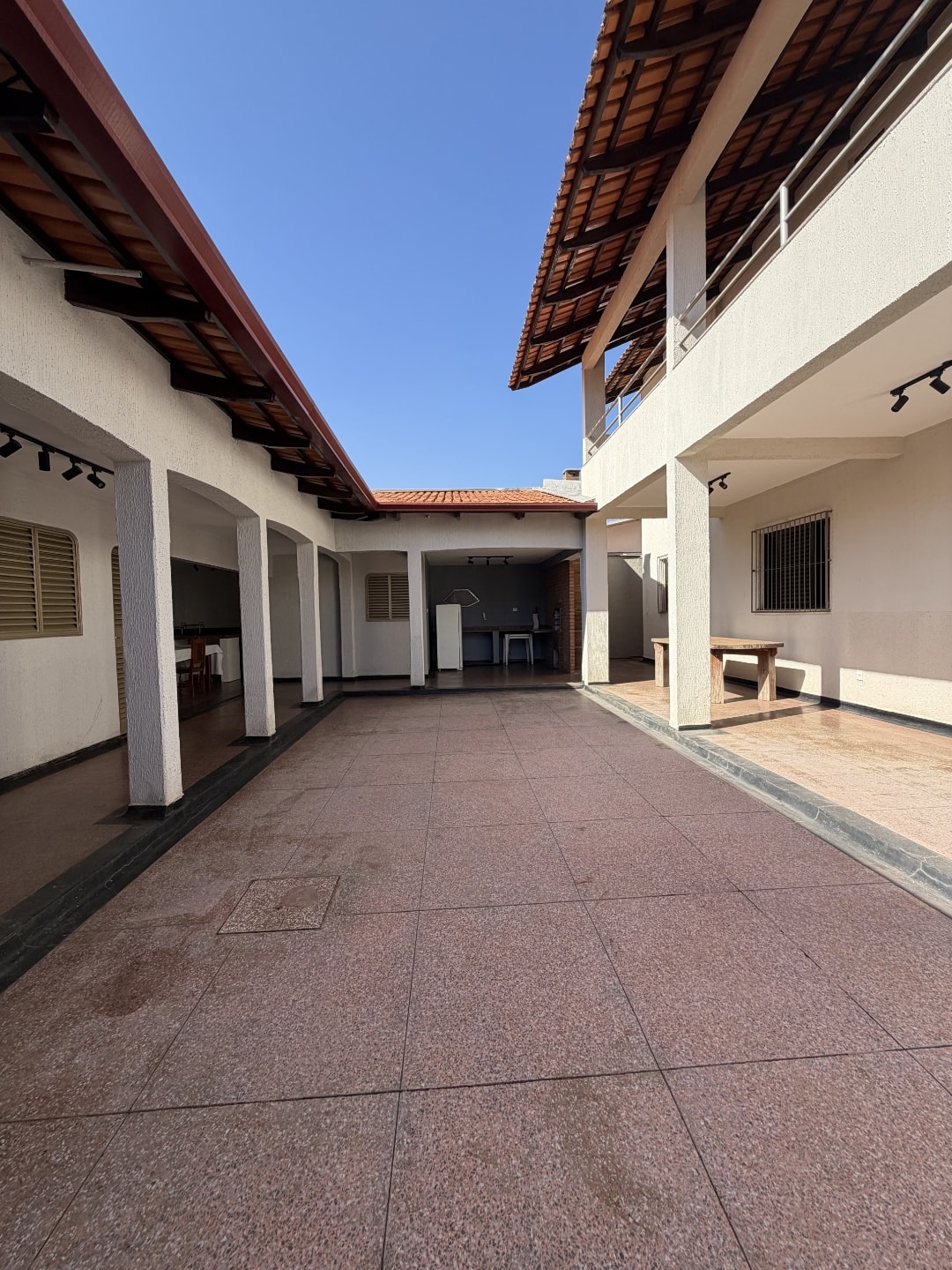CASA COM 7 QUARTOS, 4 SUÍTES, ÁREA GOURMET E AMPLO TERRENO