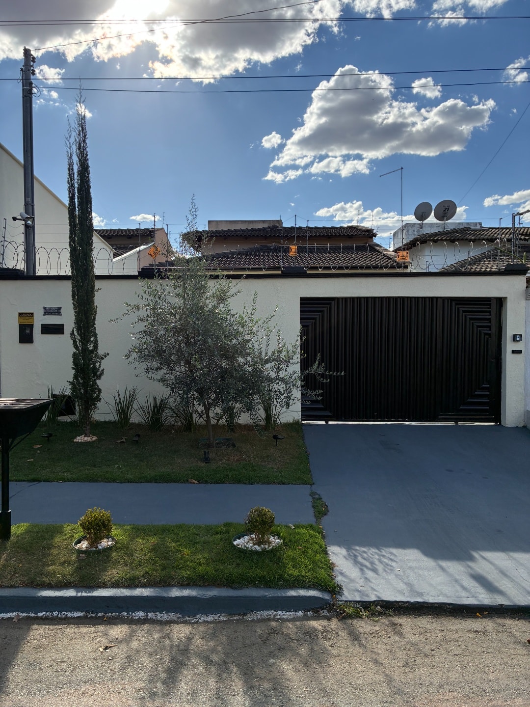 Casa Térrea com Subtérreo | 3 Quartos (1 Suíte) | 4 Vagas | Área Gourmet | Energia Solar | Jardim Califórnia Goiânia
