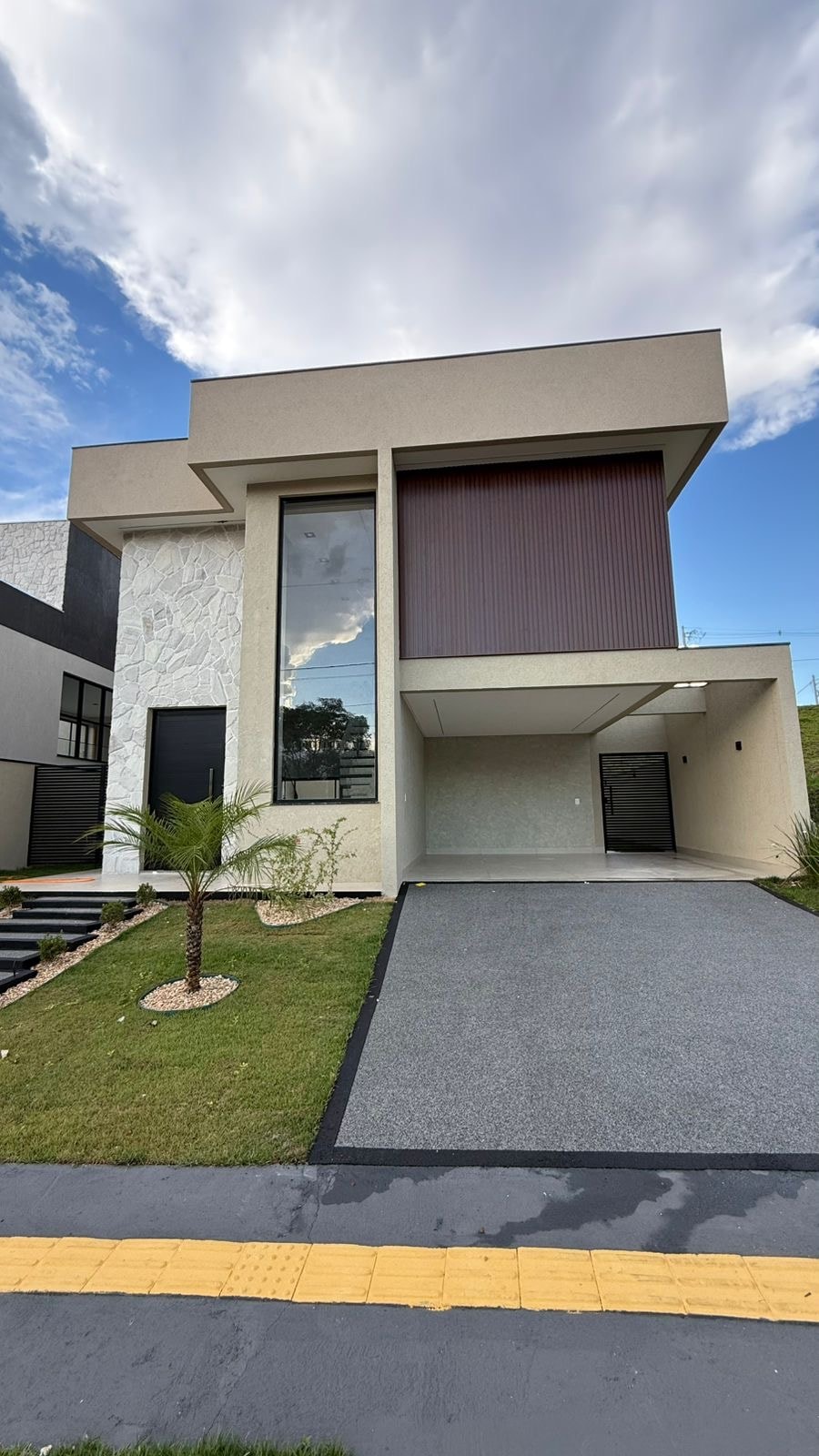 Vendo sobrado Jardins Capri de 04 suites com Jacuzzi ,área gourmet com churrasqueira , de frente à mata , por R$1.380.000,00