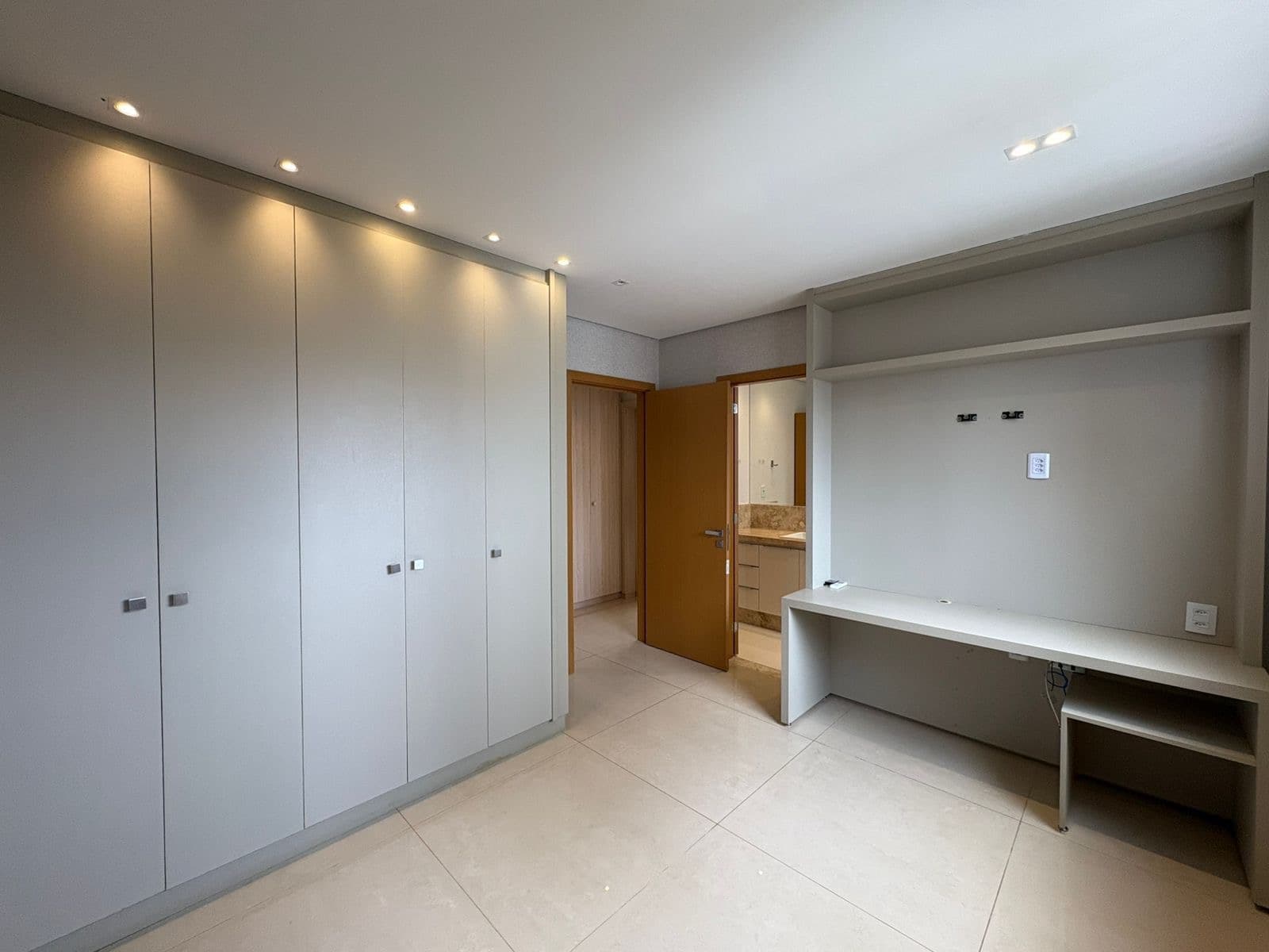 Apartamento no setor Marista 3 suítes , 218 metros , andar alto , 3 vagas garagem