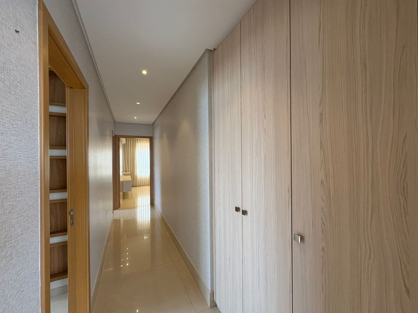 Apartamento no setor Marista 3 suítes , 218 metros , andar alto , 3 vagas garagem