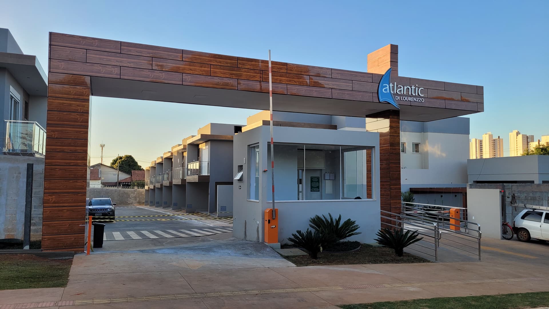 Sobrado em Condomínio Fechado ao Lado do Parque Cascavel | 4 Suítes | Energia Fotovoltaica
