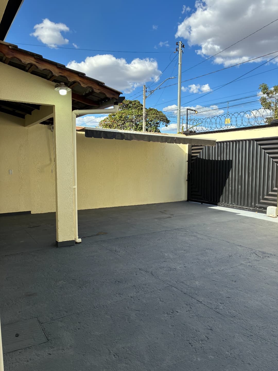 Casa Térrea com Subtérreo | 3 Quartos (1 Suíte) | 4 Vagas | Área Gourmet | Energia Solar | Jardim Califórnia Goiânia