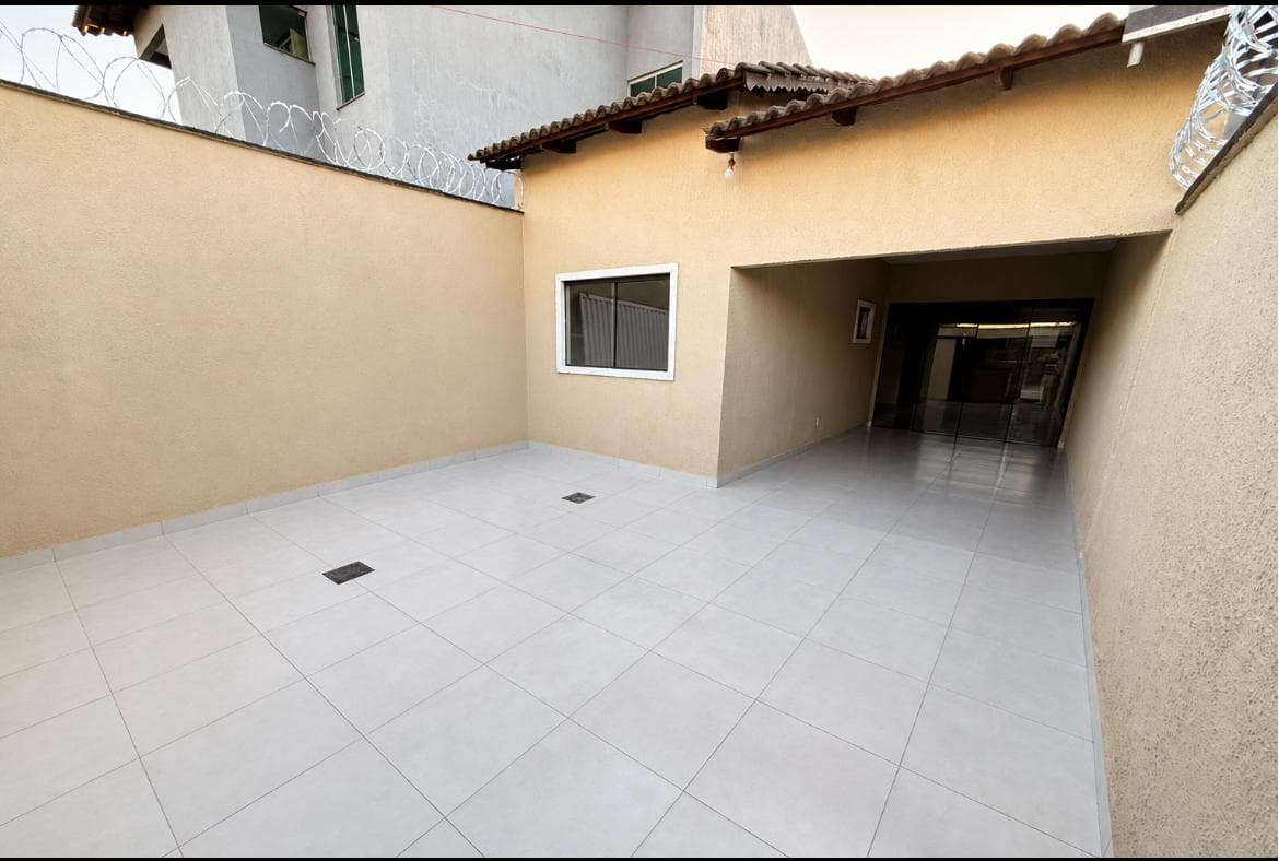 CASA COM AVALIAÇÃO DE R$ 600 MIL À VENDA POR R$ 497 MIL NO SETOR TRÊS MARIAS