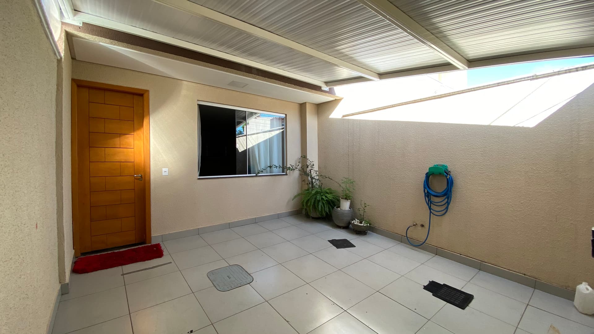 SOBRADO COM PISCINA | ÁREA DE CHURRASCO | 3 QUARTOS SENDO 1 SUÍTE | VILA GALVÃO - SENADOR CANEDO | PRÓXIMO A PREFEITURA DE GOIÂNIA