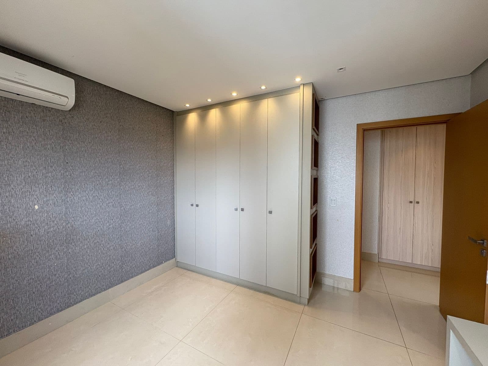 Apartamento no setor Marista 3 suítes , 218 metros , andar alto , 3 vagas garagem