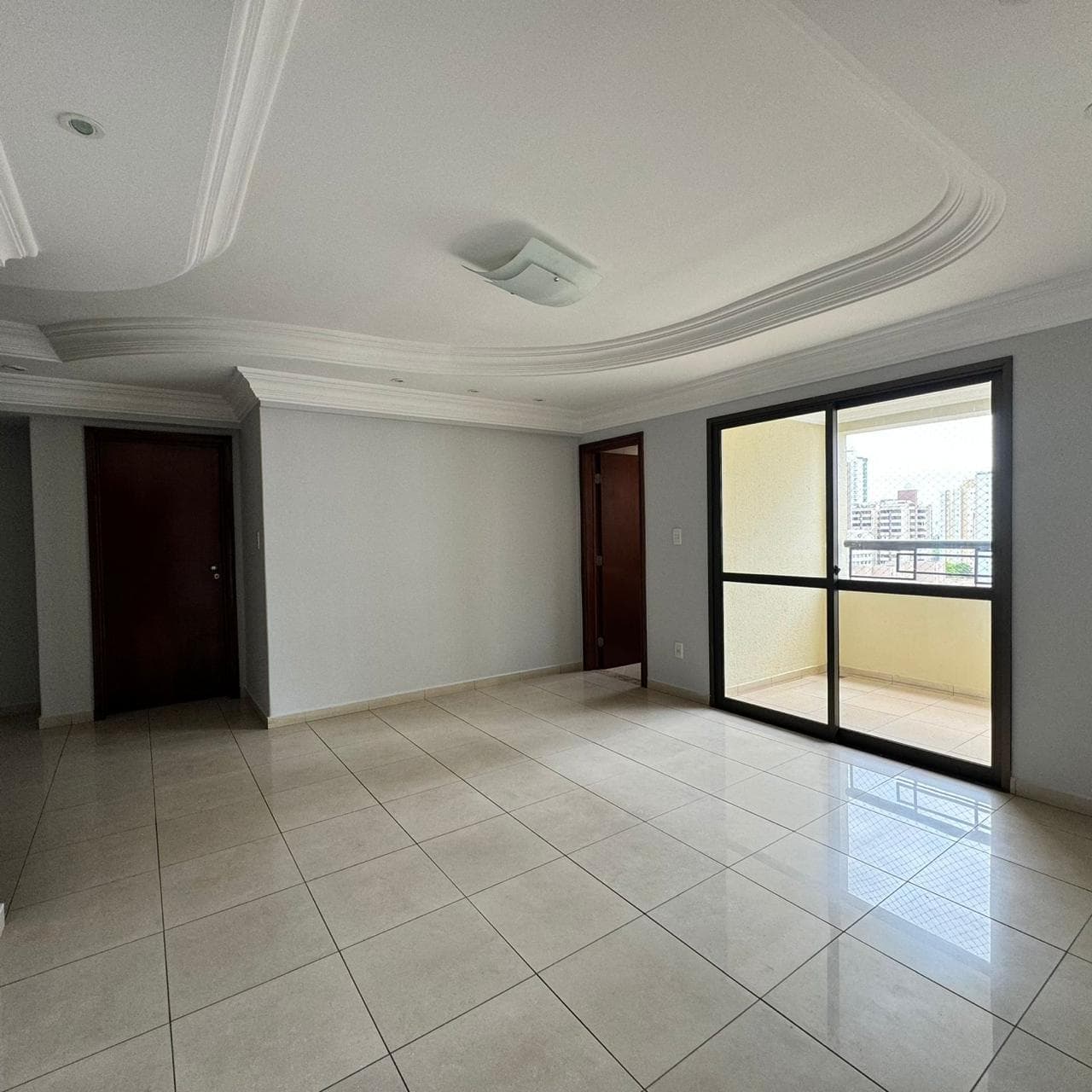 Apartamento 4 quartos , 137 metros ,setor Bueno , 3 suítes plenas e escritório , varanda 640 mil