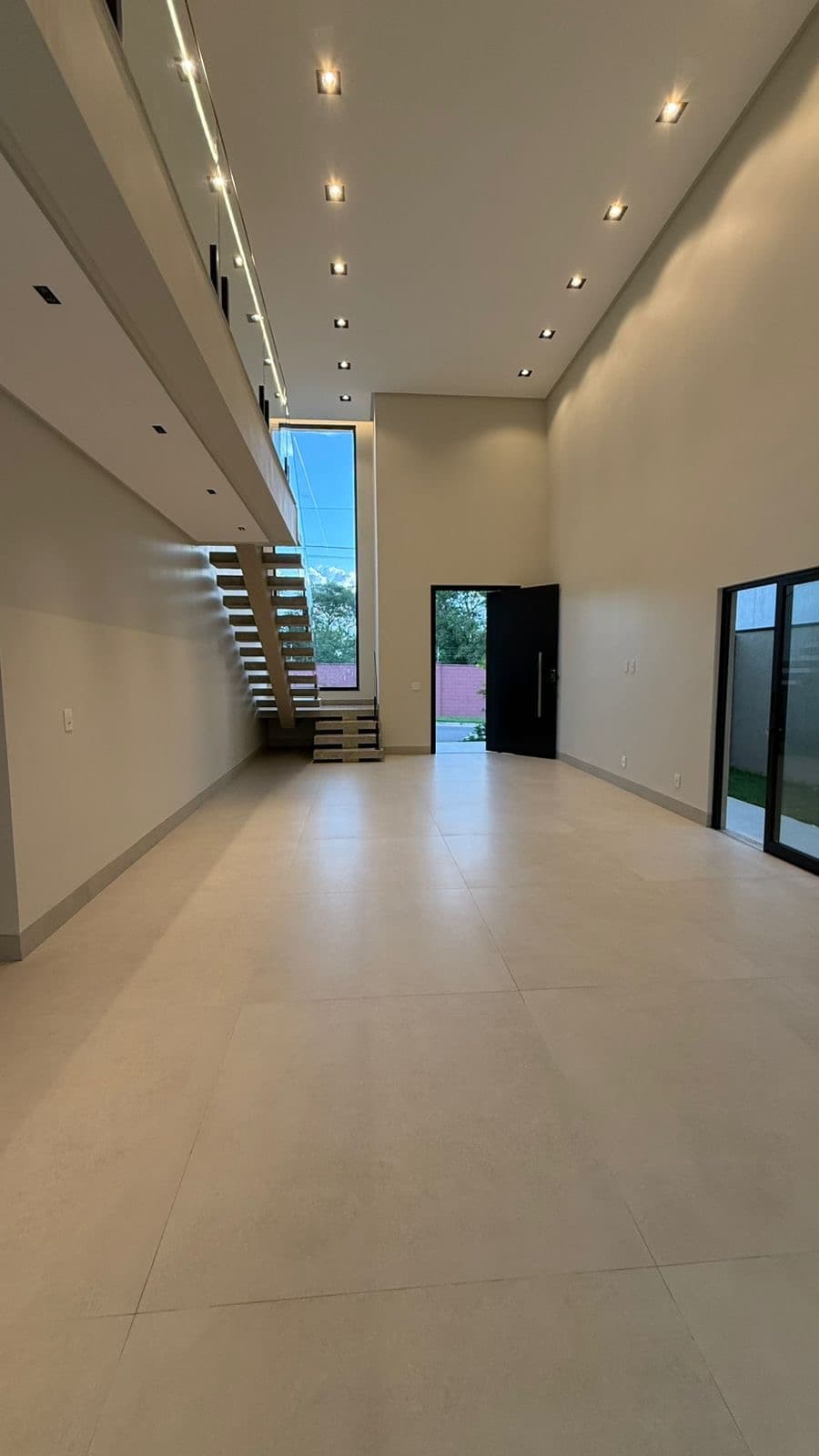 Vendo sobrado Jardins Capri de 04 suites com Jacuzzi ,área gourmet com churrasqueira , de frente à mata , por R$1.380.000,00