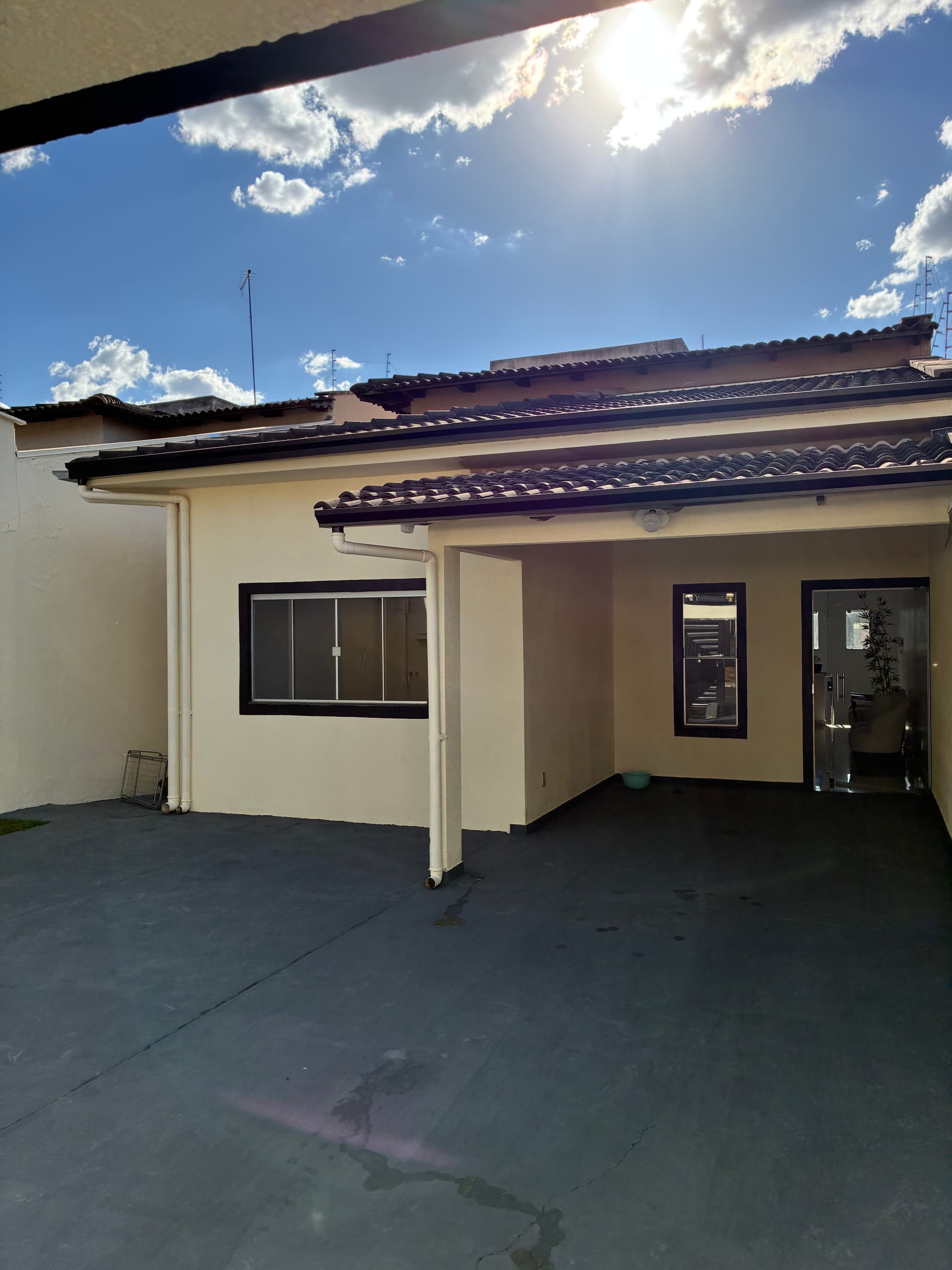 Casa Térrea com Subtérreo | 3 Quartos (1 Suíte) | 4 Vagas | Área Gourmet | Energia Solar | Jardim Califórnia Goiânia