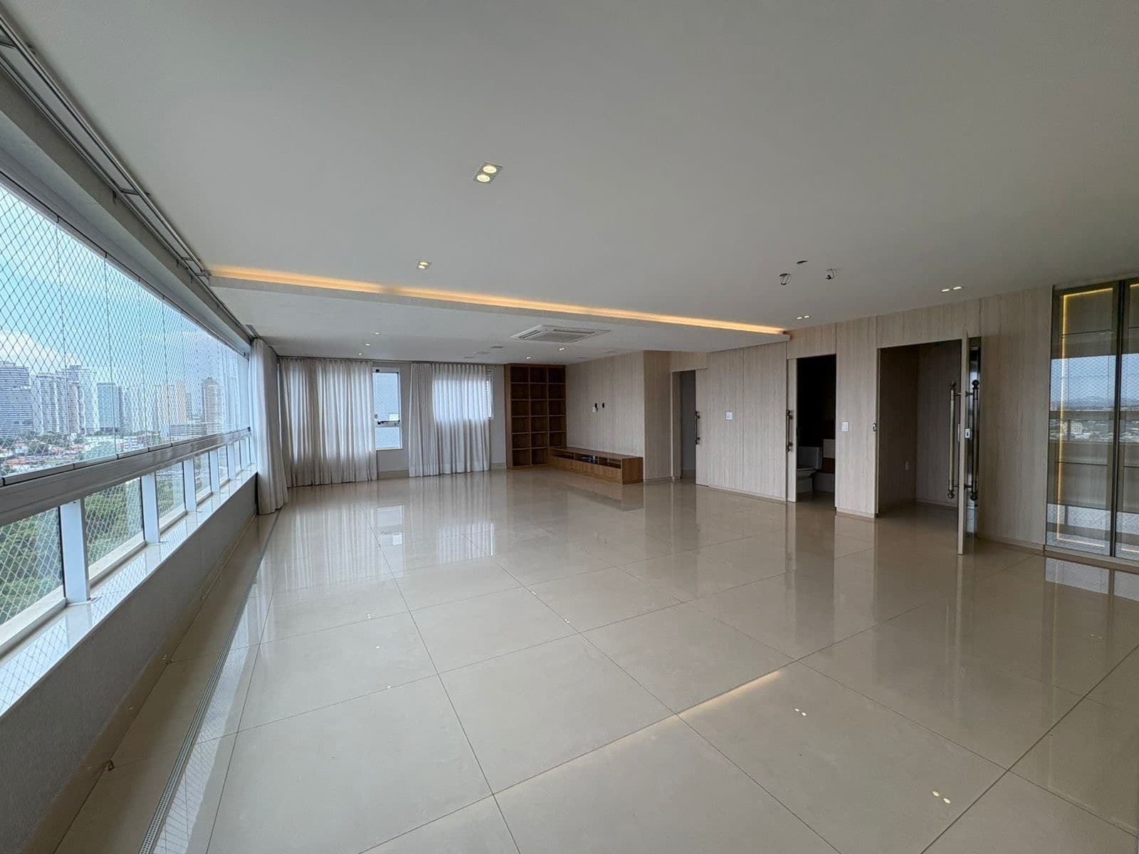 Apartamento no setor Marista 3 suítes , 218 metros , andar alto , 3 vagas garagem