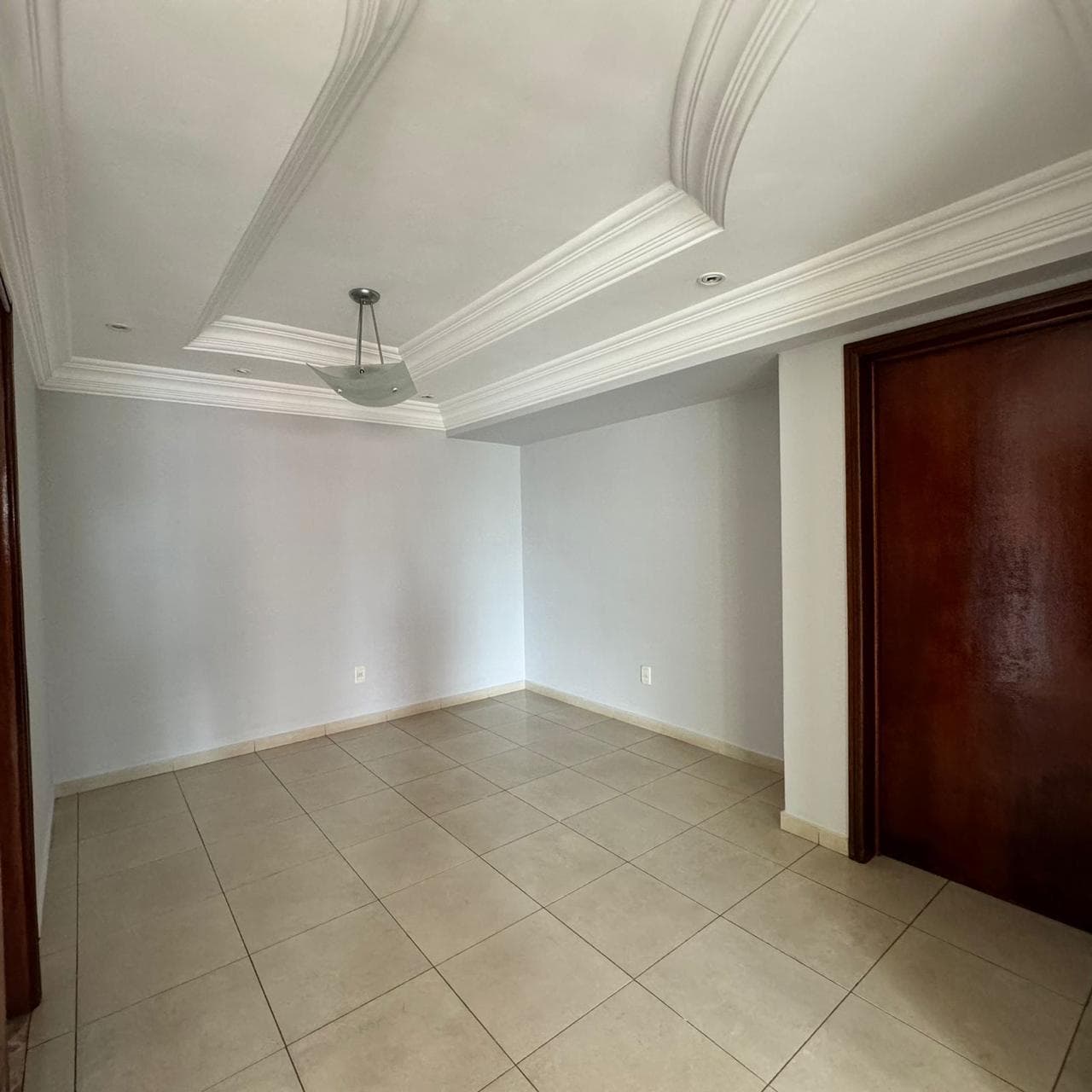Apartamento 4 quartos , 137 metros ,setor Bueno , 3 suítes plenas e escritório , varanda 640 mil