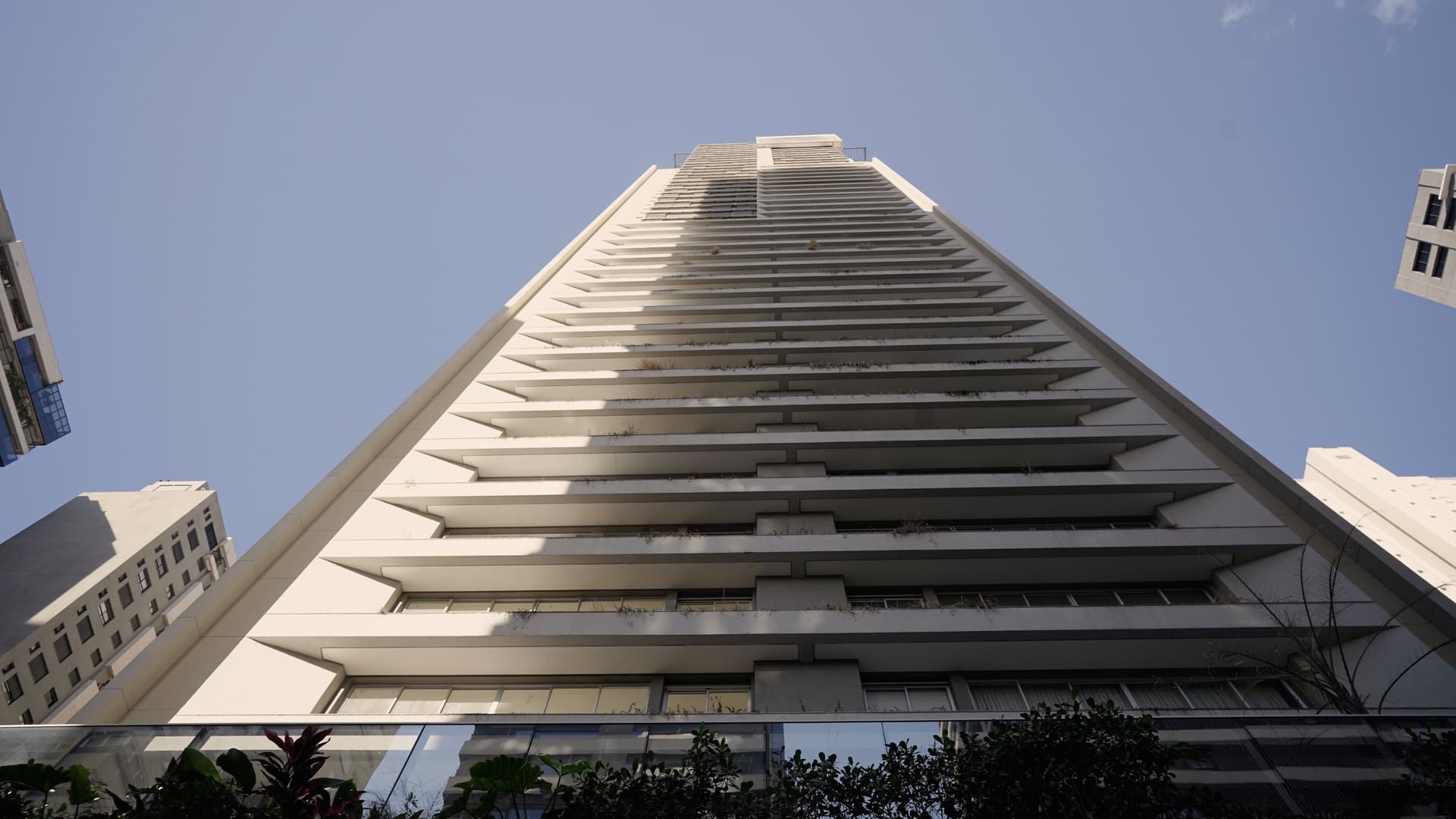 Apartamento Mobiliado 160 metros sendo 4 suítes plenas , andar alto , 3 vagas garagem , setor Marista , R$2.450.000,00