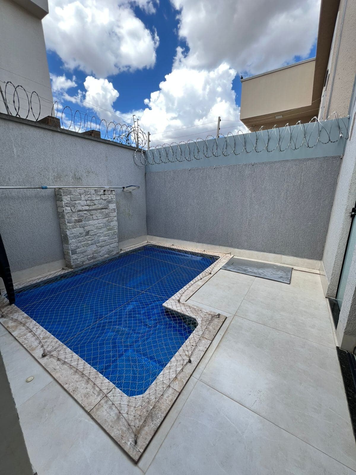 CASA COM PISCINA JD. ATLÂNTICO
