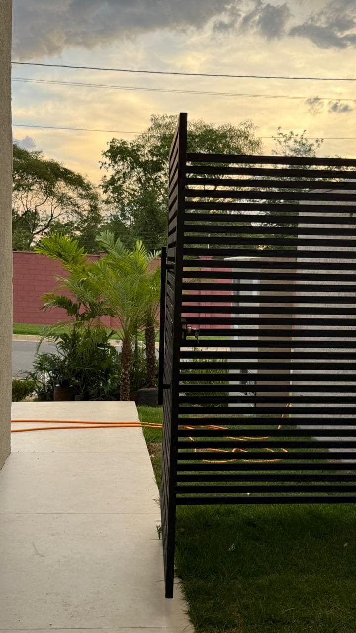 Vendo sobrado Jardins Capri de 04 suites com Jacuzzi ,área gourmet com churrasqueira , de frente à mata , por R$1.380.000,00