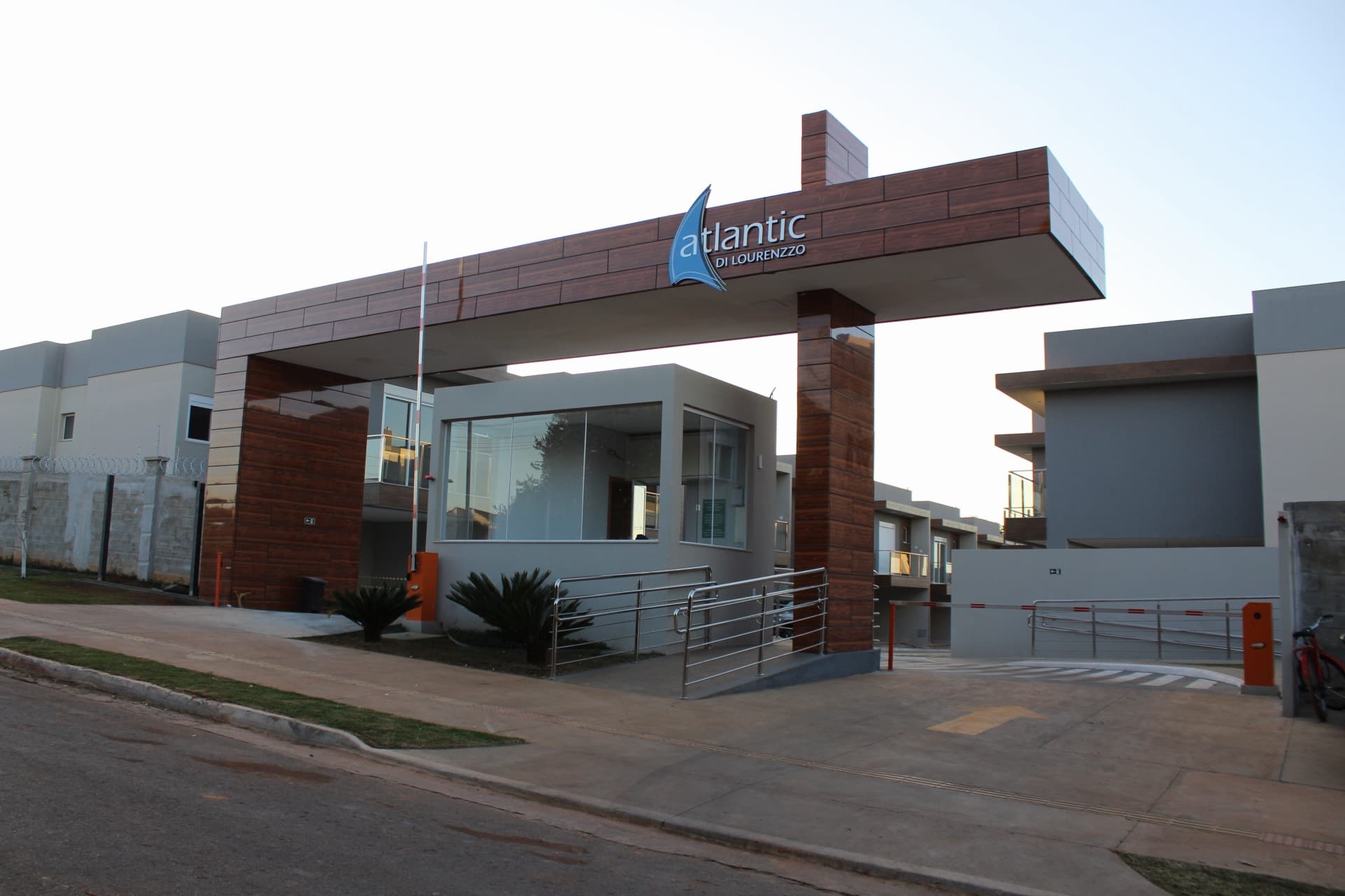 Sobrado em Condomínio Fechado ao Lado do Parque Cascavel | 4 Suítes | Energia Fotovoltaica