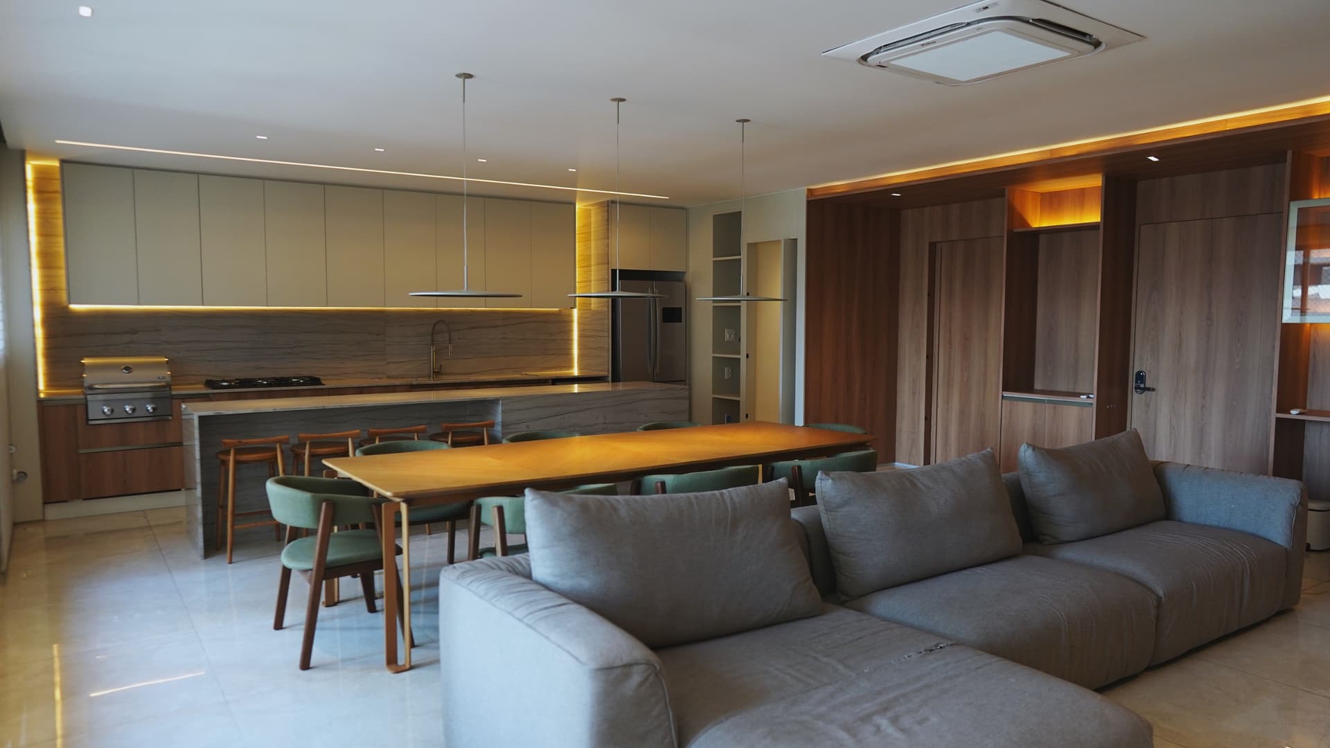 Apartamento Mobiliado 160 metros sendo 4 suítes plenas , andar alto , 3 vagas garagem , setor Marista , R$2.450.000,00
