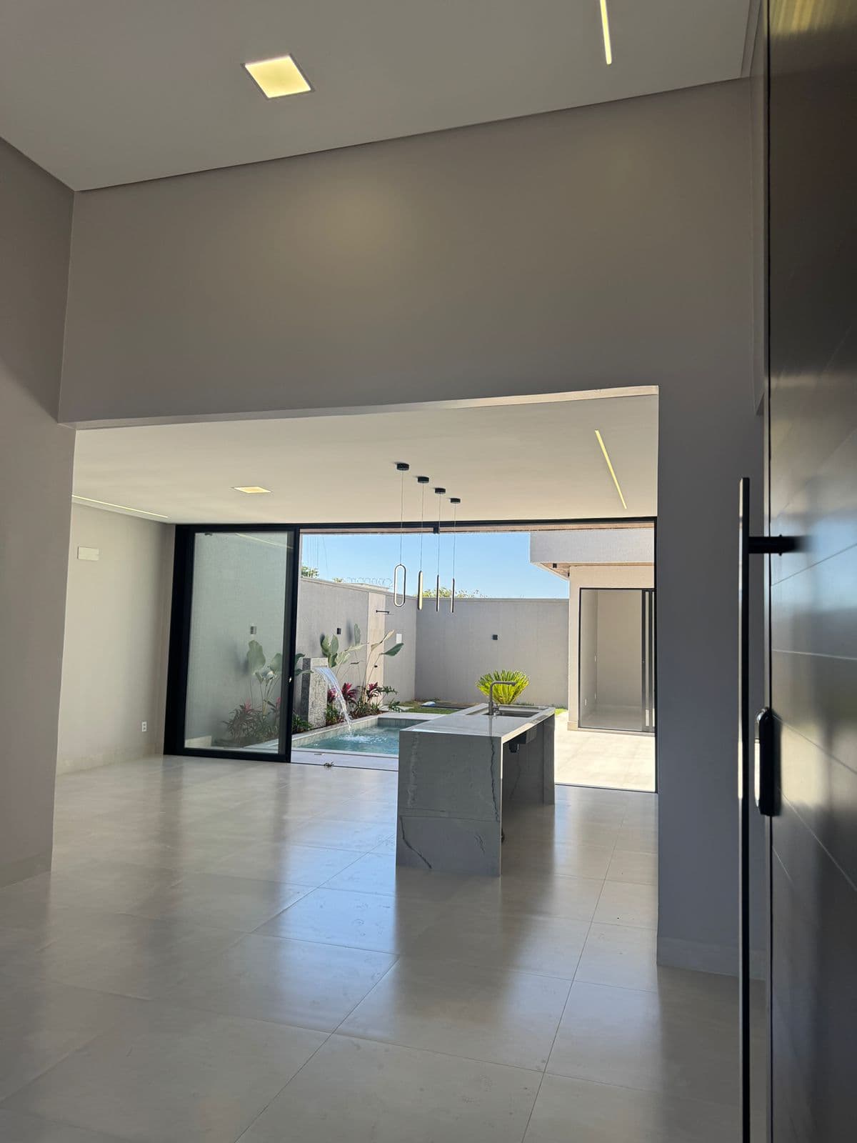 Vendo casa 3 suítes no setor Três Marias , por apenas R$1.250.000,00 com piscina , closet