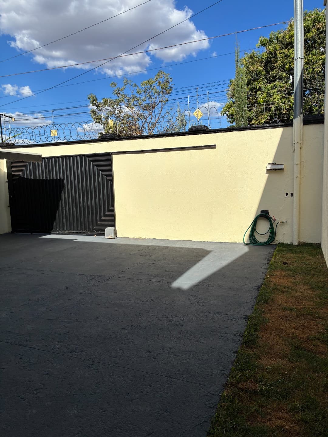 Casa Térrea com Subtérreo | 3 Quartos (1 Suíte) | 4 Vagas | Área Gourmet | Energia Solar | Jardim Califórnia Goiânia