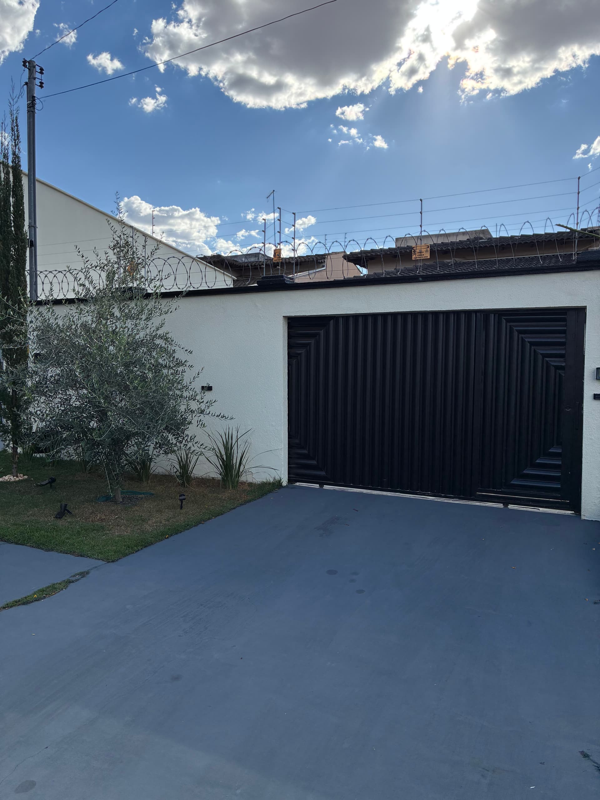 Casa Térrea com Subtérreo | 3 Quartos (1 Suíte) | 4 Vagas | Área Gourmet | Energia Solar | Jardim Califórnia Goiânia