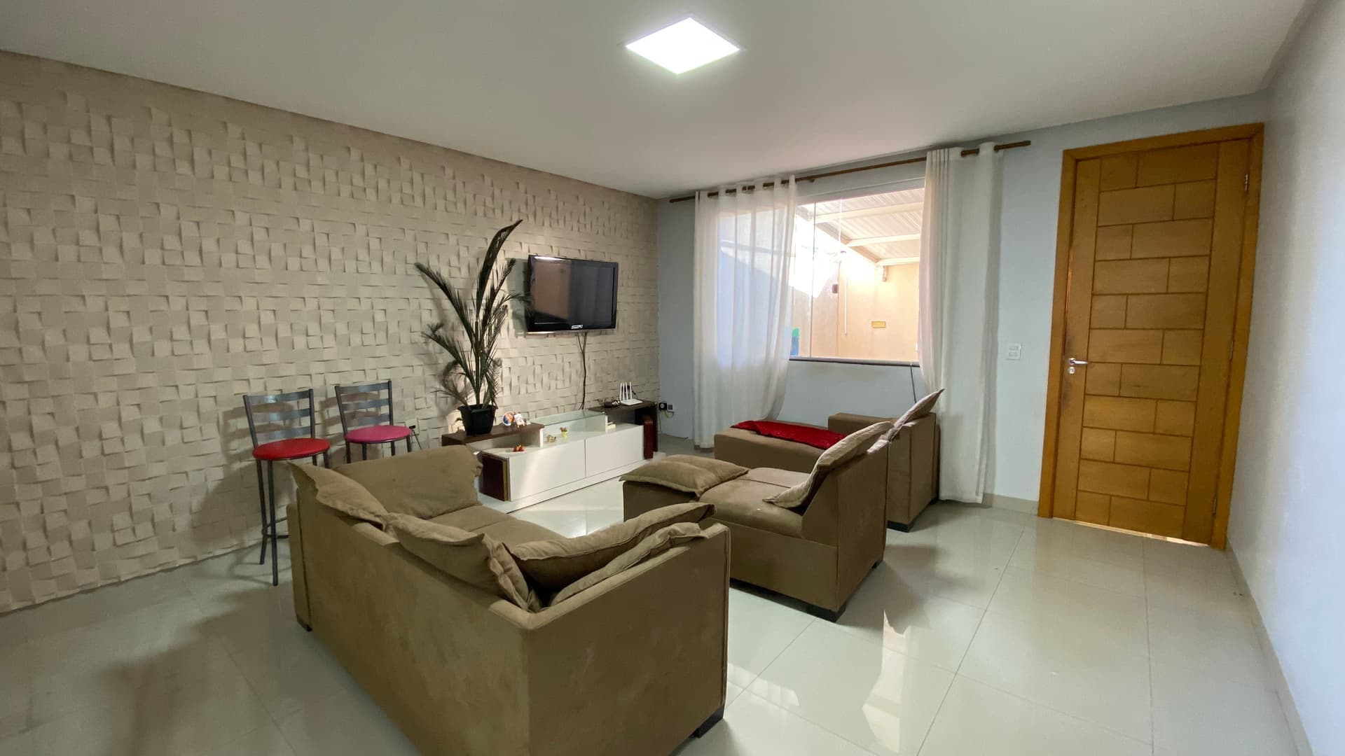 SOBRADO COM PISCINA | ÁREA DE CHURRASCO | 3 QUARTOS SENDO 1 SUÍTE | VILA GALVÃO - SENADOR CANEDO | PRÓXIMO A PREFEITURA DE GOIÂNIA